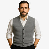 Colete masculino em tricô com gola V e botões. Toque macio e elegante, ideal para sobrepor camisas nos dias frescos de primavera e outono.