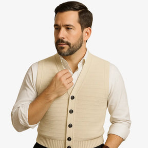 Colete masculino em tricô com gola V e botões. Toque macio e elegante, ideal para sobrepor camisas nos dias frescos de primavera e outono.