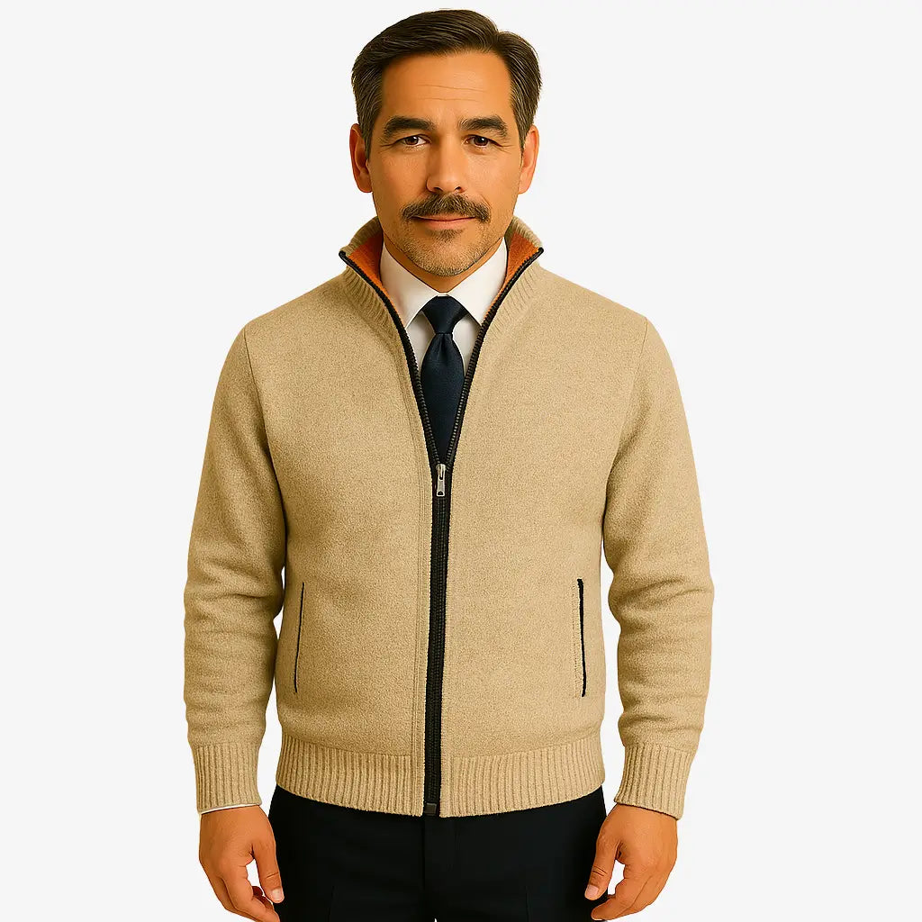 Cardigan masculino com zíper e gola alta. Elegante e versátil, ideal para outono e inverno. Conforto térmico com estilo refinado.