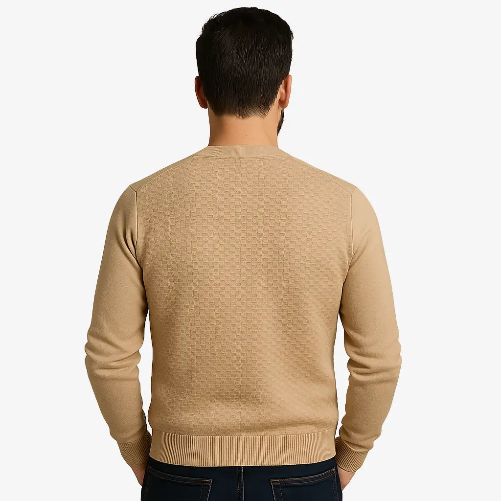 Cardigan masculino gola V com botões e textura elegante. Conforto e estilo clássico para dias amenos de outono e primavera.