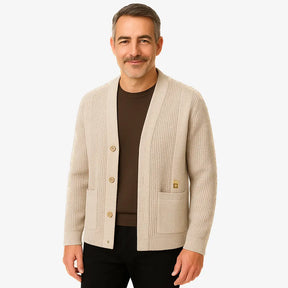 Homem vestindo cardigan bege masculino com botões e bolsos, estilo clássico casual