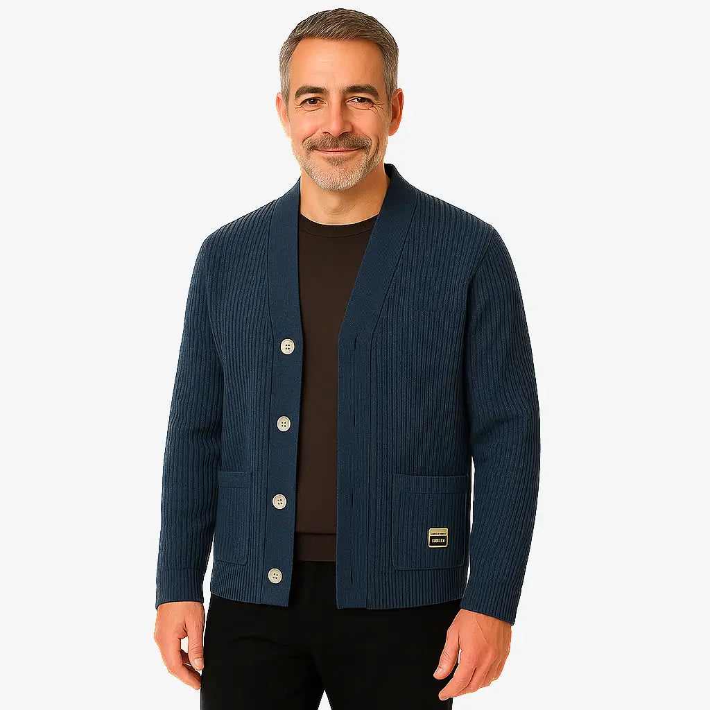 Homem vestindo cardigan azul masculino com botões e bolsos, estilo clássico casual