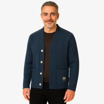 Homem vestindo cardigan azul masculino com botões e bolsos, estilo clássico casual