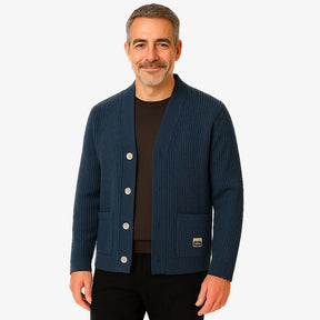 Homem vestindo cardigan azul masculino com botões e bolsos, estilo clássico casual
