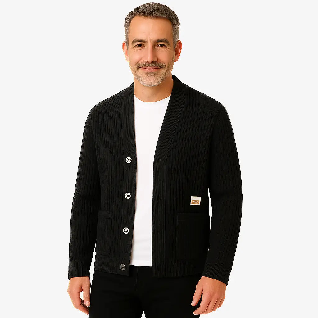 Homem vestindo cardigan preto masculino com botões e bolsos, estilo clássico casual