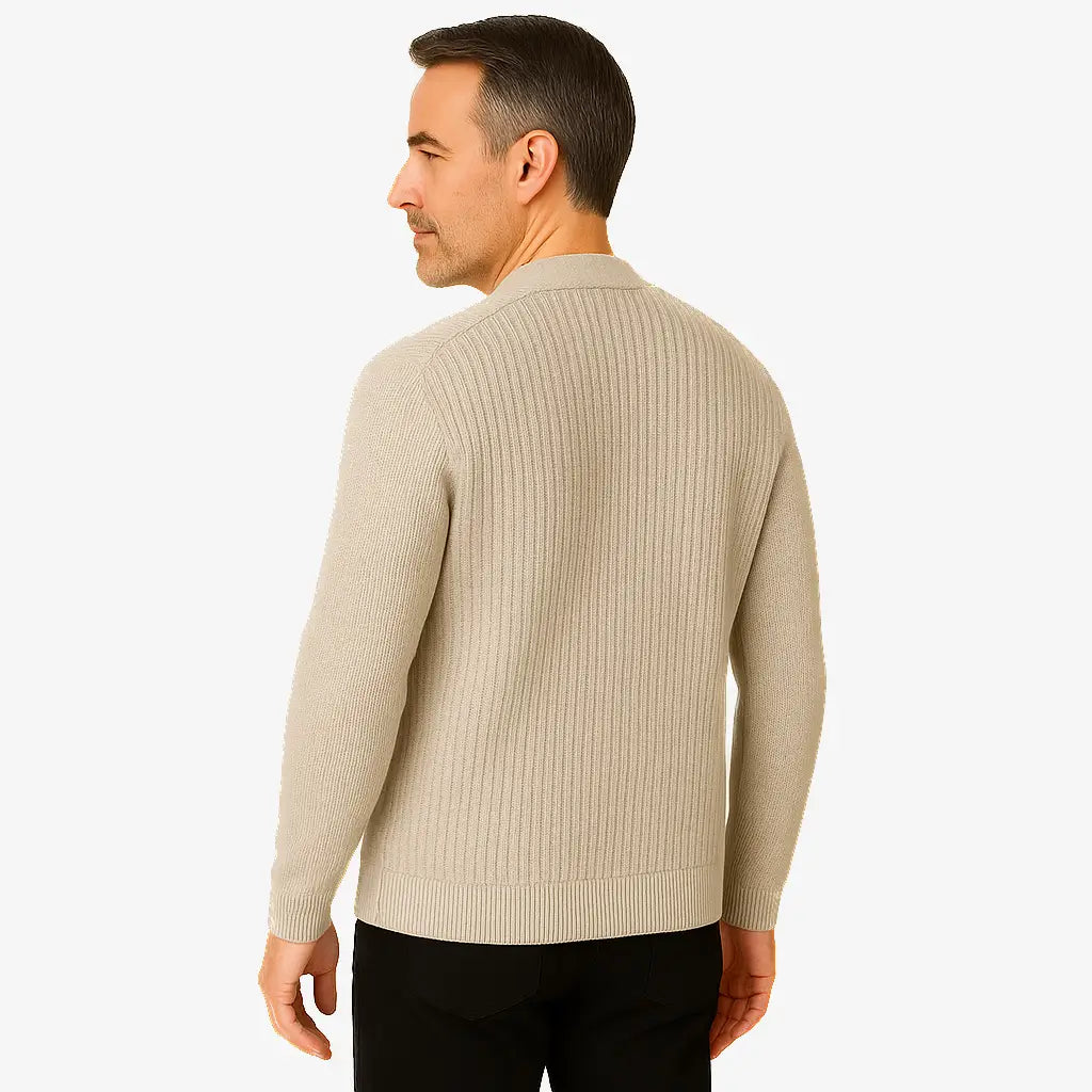 Homem vestindo cardigan bege masculino com botões e bolsos, estilo clássico casual
