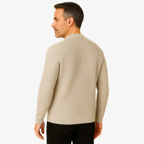 Homem vestindo cardigan bege masculino com botões e bolsos, estilo clássico casual