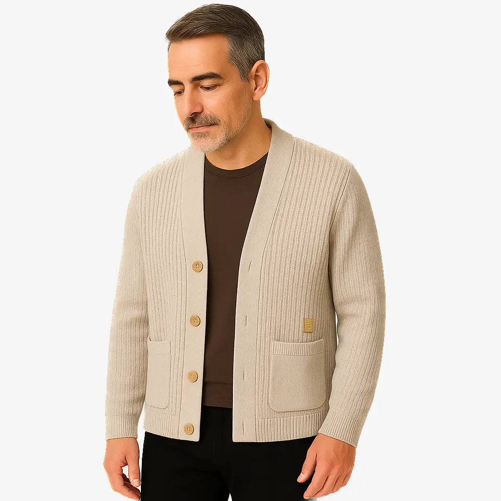 Homem vestindo cardigan bege masculino com botões e bolsos, estilo clássico casual