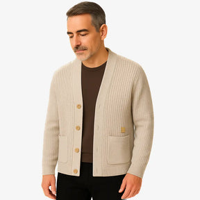 Homem vestindo cardigan bege masculino com botões e bolsos, estilo clássico casual