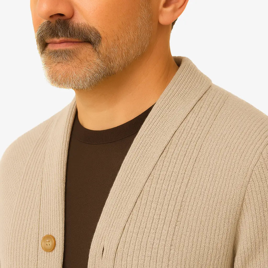Homem vestindo cardigan bege masculino com botões e bolsos, estilo clássico casual