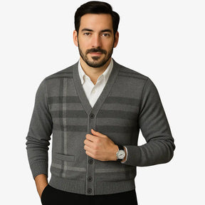 Cardigan masculino xadrez com gola V e botões. Estilo inglês refinado para dias frios. Ideal para looks casuais e elegantes.