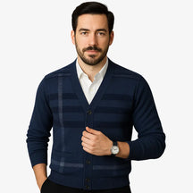 Cardigan masculino xadrez com gola V e botões. Estilo inglês refinado para dias frios. Ideal para looks casuais e elegantes.