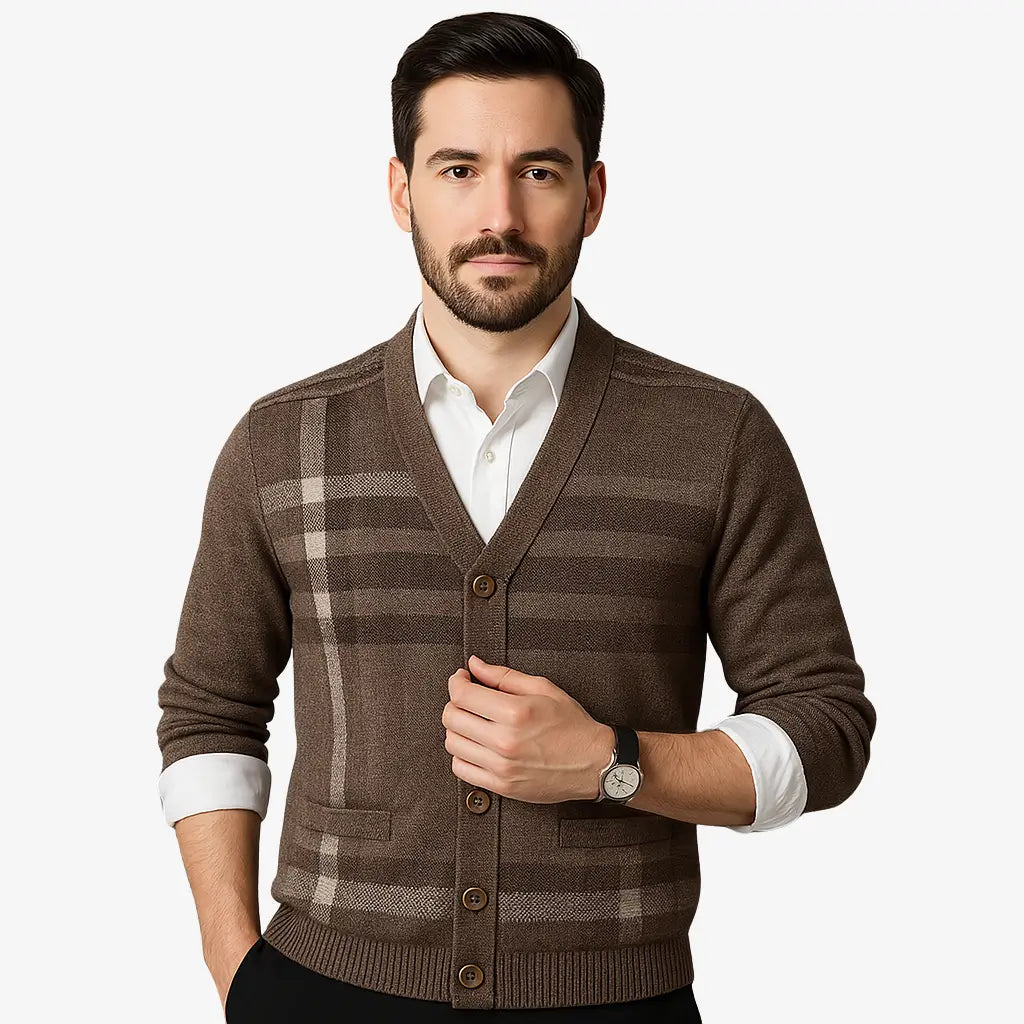 Cardigan masculino xadrez com gola V e botões. Estilo inglês refinado para dias frios. Ideal para looks casuais e elegantes.