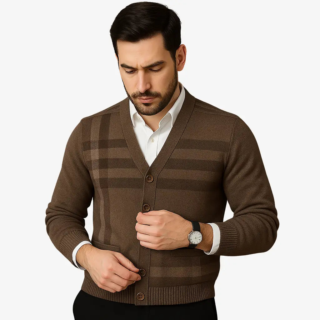 Cardigan masculino xadrez com gola V e botões. Estilo inglês refinado para dias frios. Ideal para looks casuais e elegantes.