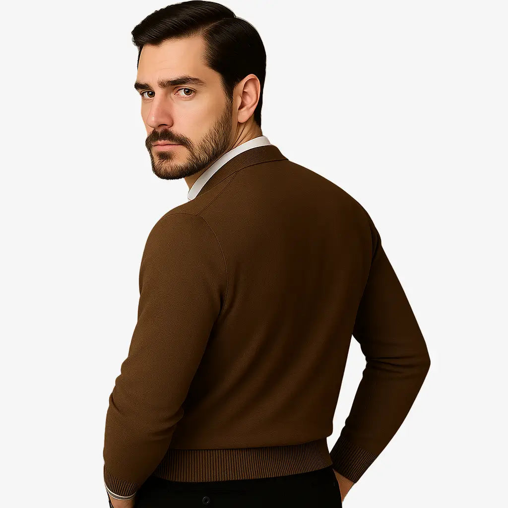 Cardigan masculino xadrez com gola V e botões. Estilo inglês refinado para dias frios. Ideal para looks casuais e elegantes.