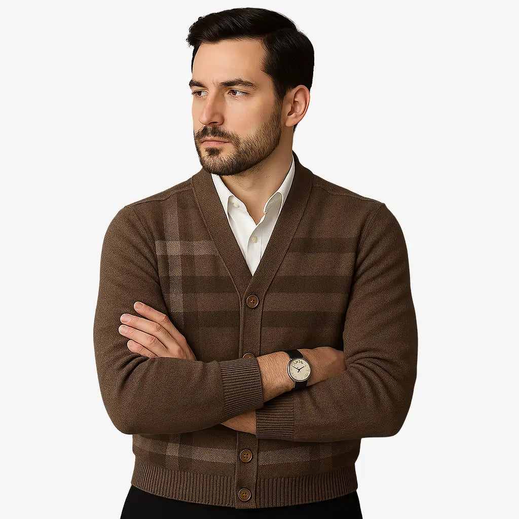 Cardigan masculino xadrez com gola V e botões. Estilo inglês refinado para dias frios. Ideal para looks casuais e elegantes.