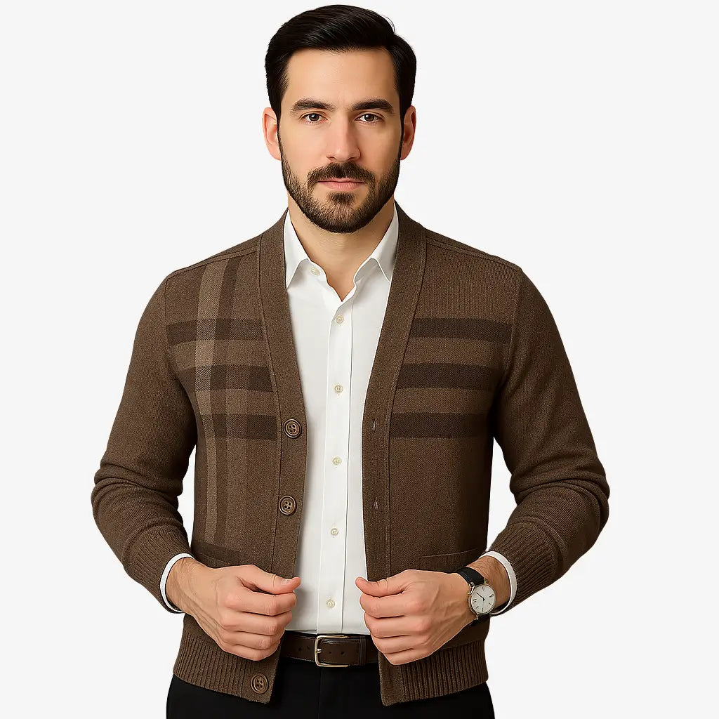 Cardigan masculino xadrez com gola V e botões. Estilo inglês refinado para dias frios. Ideal para looks casuais e elegantes.