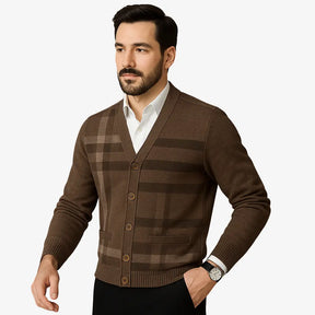 Cardigan masculino xadrez com gola V e botões. Estilo inglês refinado para dias frios. Ideal para looks casuais e elegantes.