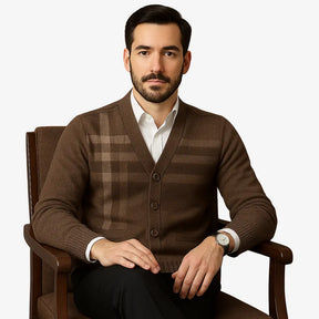 Cardigan masculino xadrez com gola V e botões. Estilo inglês refinado para dias frios. Ideal para looks casuais e elegantes.
