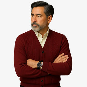 Cardigan masculino azul com gola V e botões. Estilo clássico com textura elegante, ideal para dias frios com sofisticação.