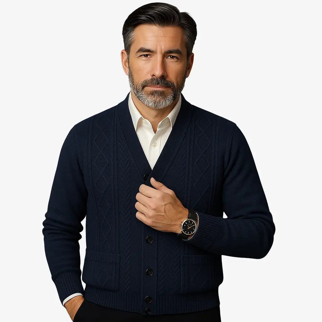 Cardigan masculino azul com gola V e botões. Estilo clássico com textura elegante, ideal para dias frios com sofisticação.