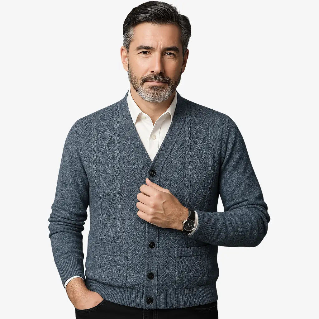 Cardigan masculino azul com gola V e botões. Estilo clássico com textura elegante, ideal para dias frios com sofisticação.