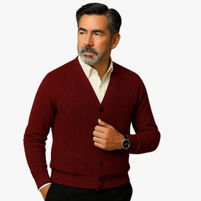 Cardigan masculino azul com gola V e botões. Estilo clássico com textura elegante, ideal para dias frios com sofisticação.