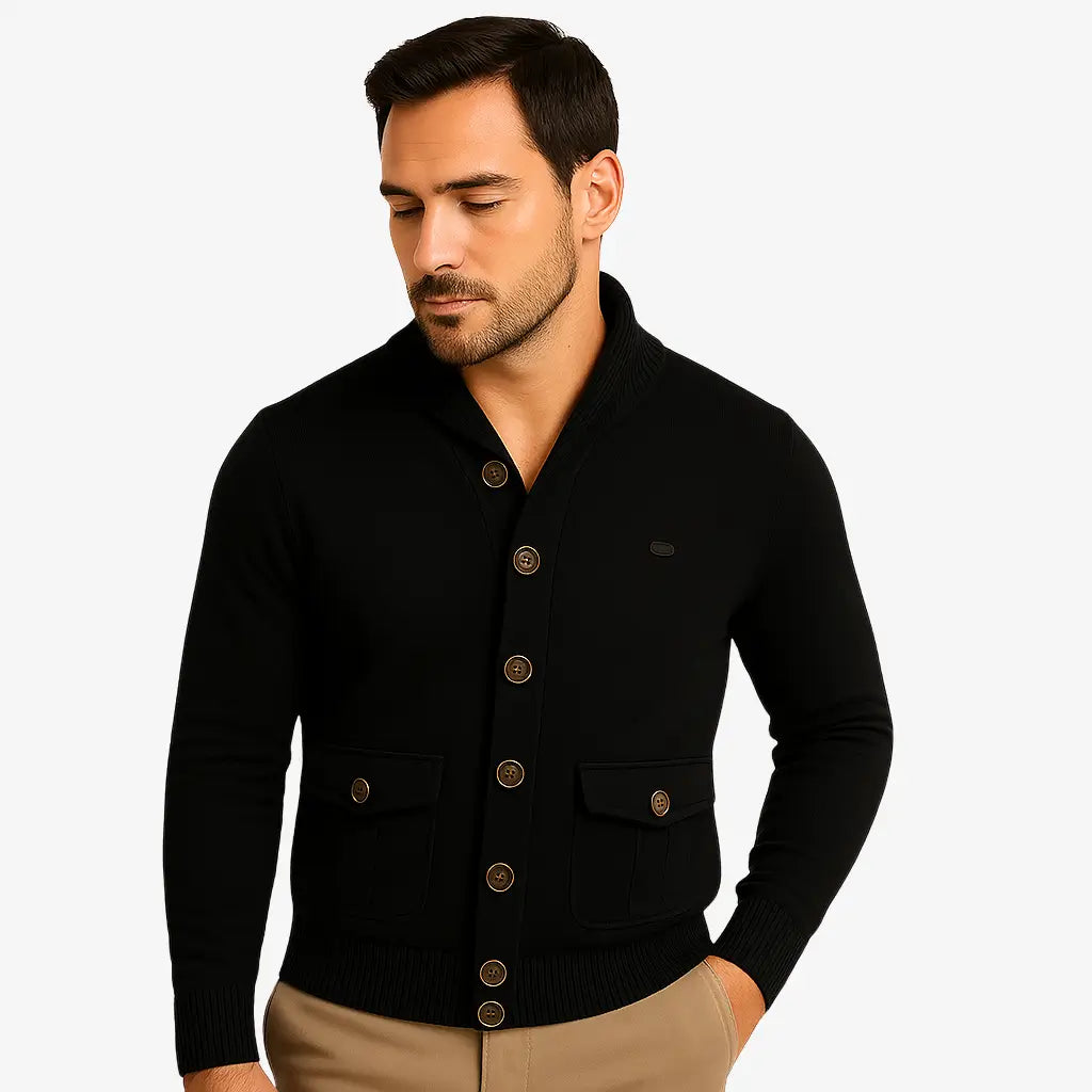 Modelo masculino usando cardigan preto de botão com bolsos frontais, estilo social casual, calça chino bege. Ideal para outono/inverno