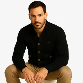 Modelo masculino usando cardigan preto de botão com bolsos frontais, estilo social casual, calça chino bege. Ideal para outono/inverno