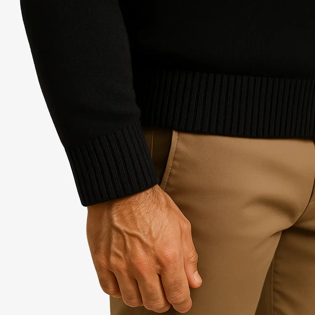 Modelo masculino usando cardigan preto de botão com bolsos frontais, estilo social casual, calça chino bege. Ideal para outono/inverno