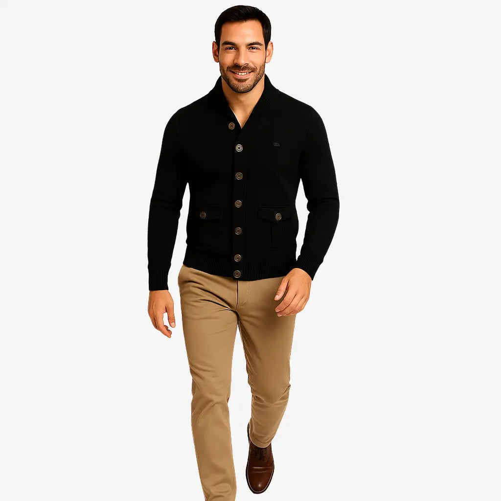 Modelo masculino usando cardigan preto de botão com bolsos frontais, estilo social casual, calça chino bege. Ideal para outono/inverno