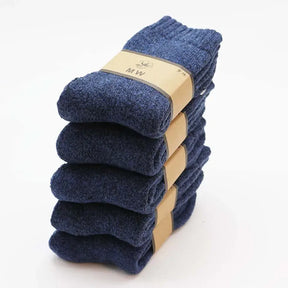 Kit com 5 pares de meias masculinas térmicas grossas em lã e cashmere nas cores bege, cinza e azul para inverno.