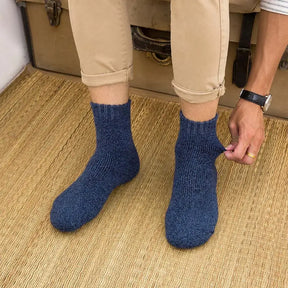 Kit com 5 pares de meias masculinas térmicas grossas em lã e cashmere nas cores bege, cinza e azul para inverno.