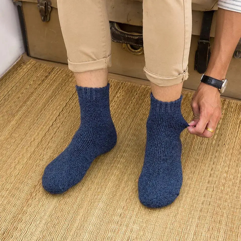 Kit com 5 pares de meias masculinas térmicas grossas em lã e cashmere nas cores bege, cinza e azul para inverno.