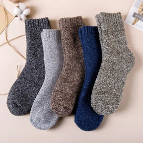 Kit com 5 pares de meias masculinas térmicas grossas em lã e cashmere nas cores bege, cinza e azul para inverno.