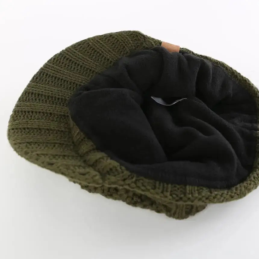 Gorro Masculino Denver em tricô canelado com aba frontal e proteção térmica para inverno.