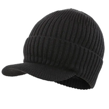 Gorro Masculino Denver preto em tricô canelado com aba frontal e proteção térmica para inverno.