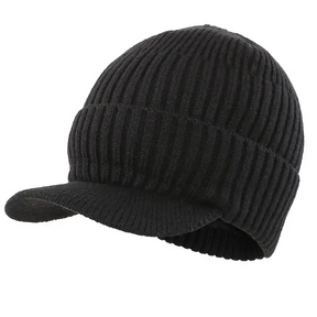 Gorro Masculino Denver preto em tricô canelado com aba frontal e proteção térmica para inverno.