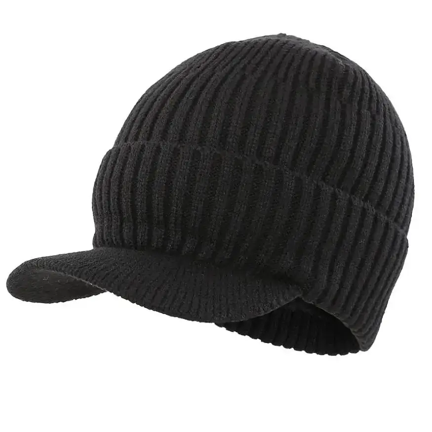 Gorro Masculino Denver preto em tricô canelado com aba frontal e proteção térmica para inverno.