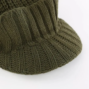 Gorro Masculino Denver em tricô canelado com aba frontal e proteção térmica para inverno.