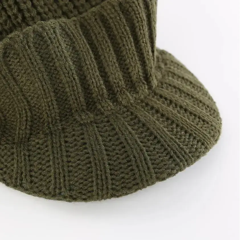 Gorro Masculino Denver em tricô canelado com aba frontal e proteção térmica para inverno.