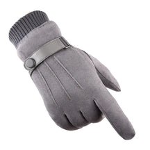 Luva Masculina Bergen em suede premium com detalhe em fivela e proteção térmica para inverno.