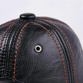 Boné Masculino Firenze em couro premium com acabamento sofisticado e ajuste regulável.