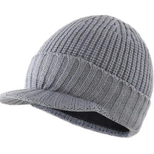 Gorro Masculino Denver em tricô canelado com aba frontal e proteção térmica para inverno.