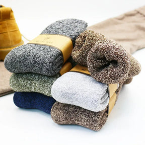 Kit com 5 pares de meias masculinas térmicas grossas em lã e cashmere nas cores bege, cinza e azul para inverno.