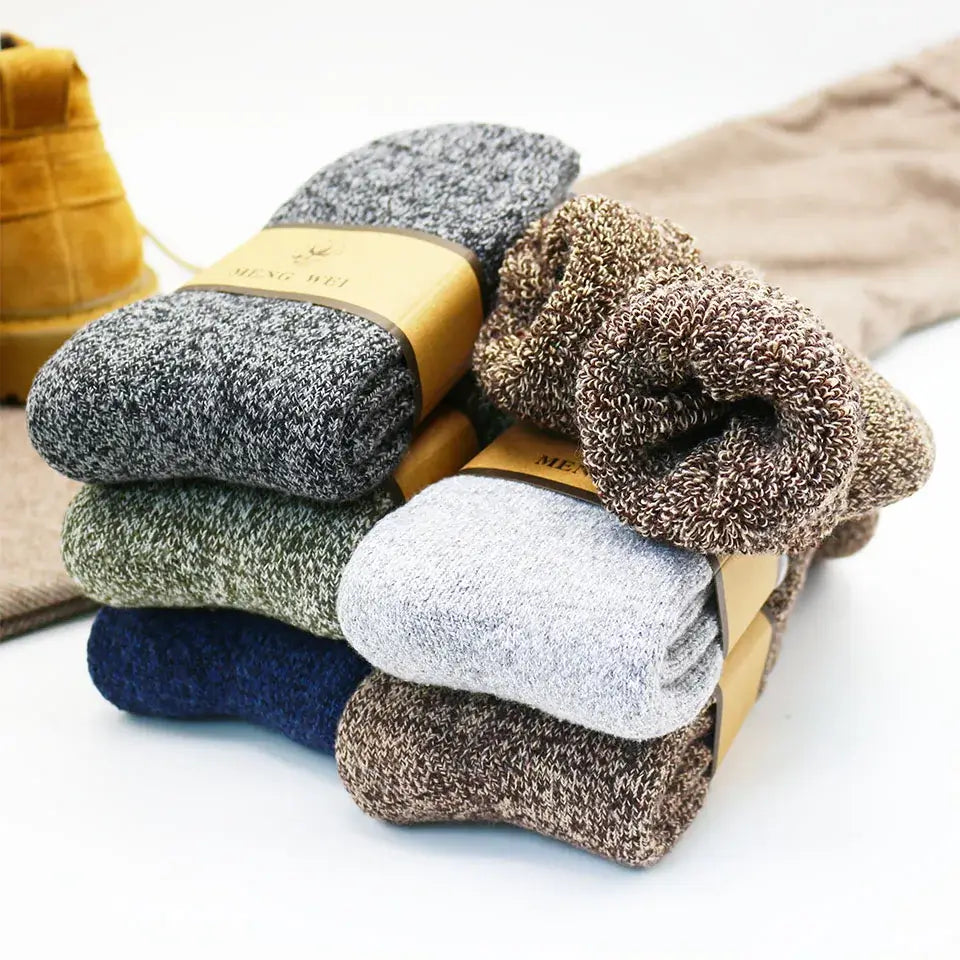 Kit com 5 pares de meias masculinas térmicas grossas em lã e cashmere nas cores bege, cinza e azul para inverno.