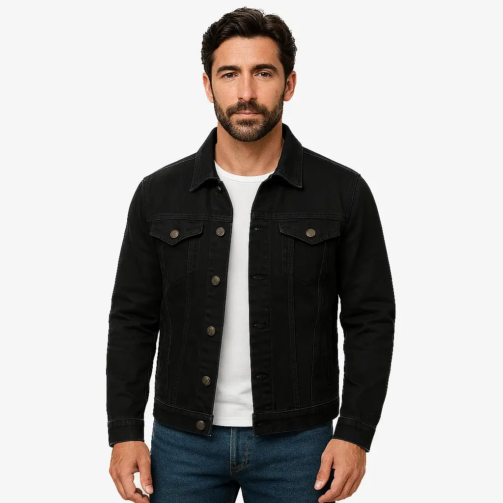 Homem vestindo jaqueta jeans masculina preta com botões, bolsos frontais e gola tradicional, combinada com camiseta branca e calça jeans azul.