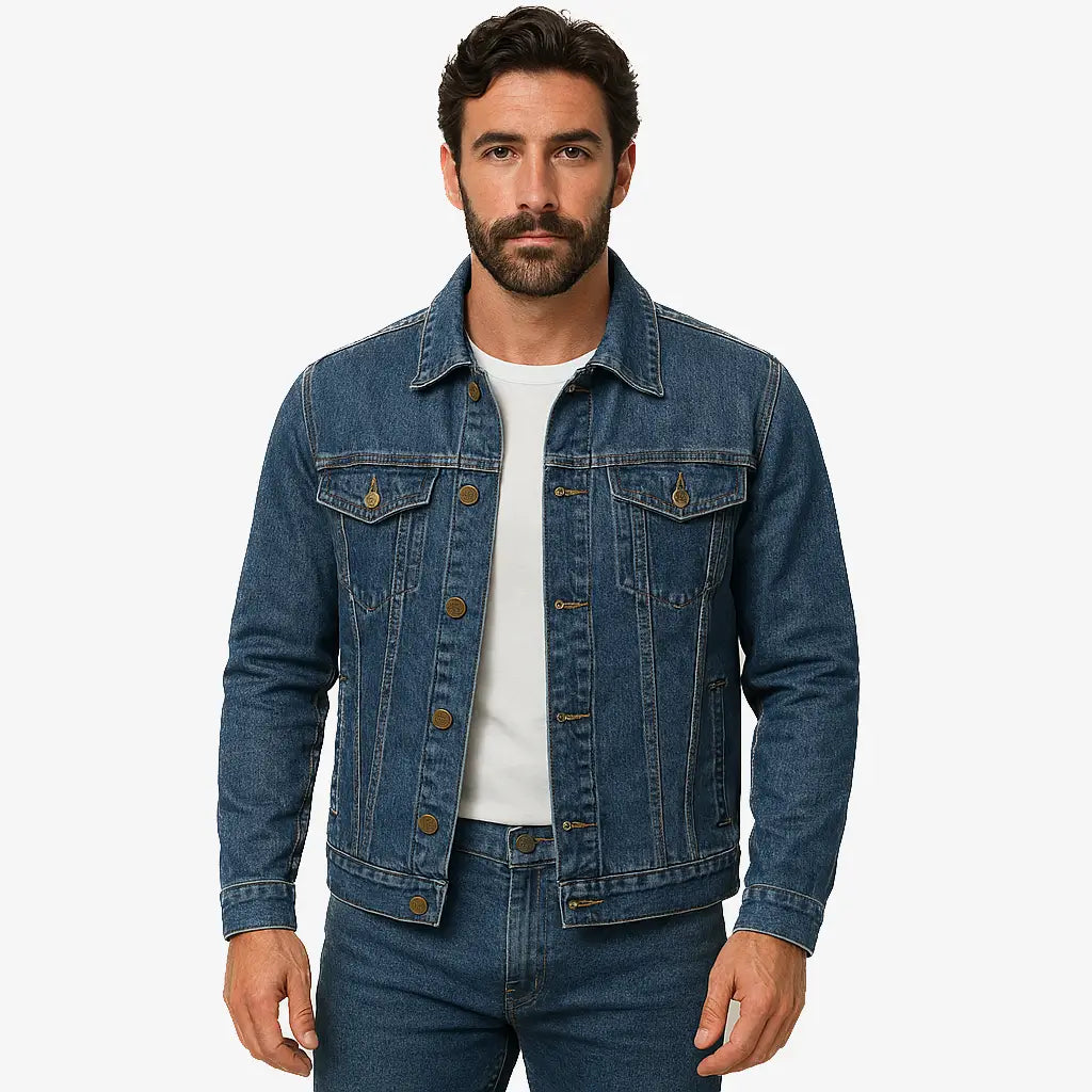 Homem vestindo jaqueta jeans masculina azul jeans com botões, bolsos frontais e gola tradicional, combinada com camiseta branca e calça jeans azul.