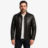 Homem vestindo jaqueta preta masculina em couro  com bolsos e zíper