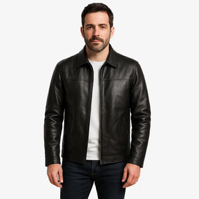 Homem vestindo jaqueta preta masculina em couro  com bolsos e zíper